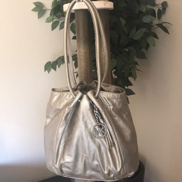 Michael Kors Handbags - Michael Kors Large Pewter Bucket Bag❤️